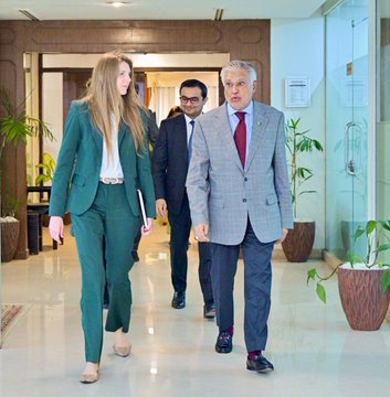 British envoy meets FM Dar, thanks Pakistan for 'ceaseless drive to resolve global challenges'